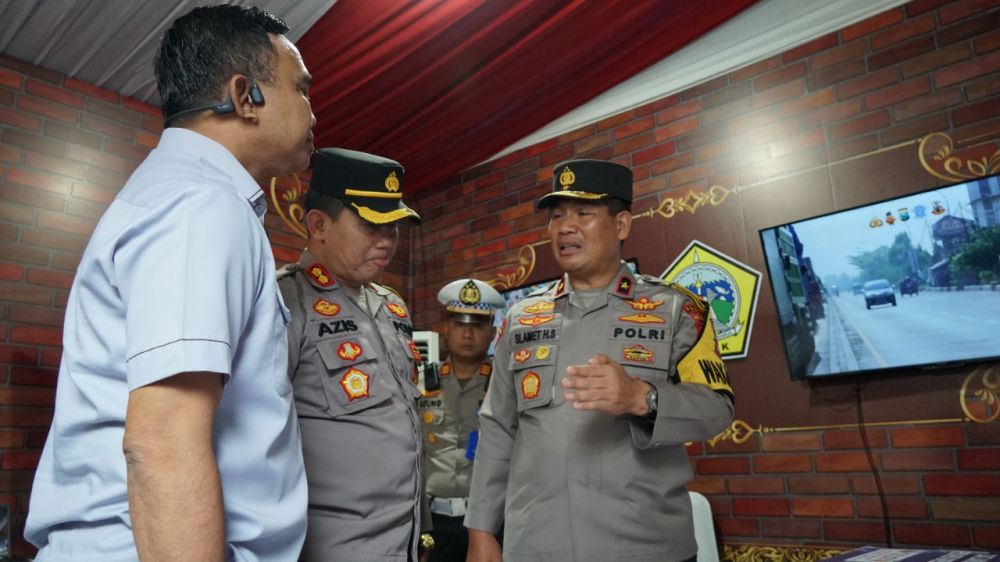 Wakapolda Jatim Brigjen Pol Slamet Hadi Suprapto didampingi Kapolres Gresik AKBP Mochamad Nur Aziz saat cek pos PAM