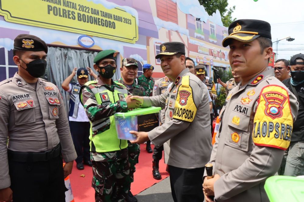 Wakapolda Jatim Brigjen Pol Slamet Hadi Supraptoyo didampingi Kapolres Bojonegoro AKBP Muhammad