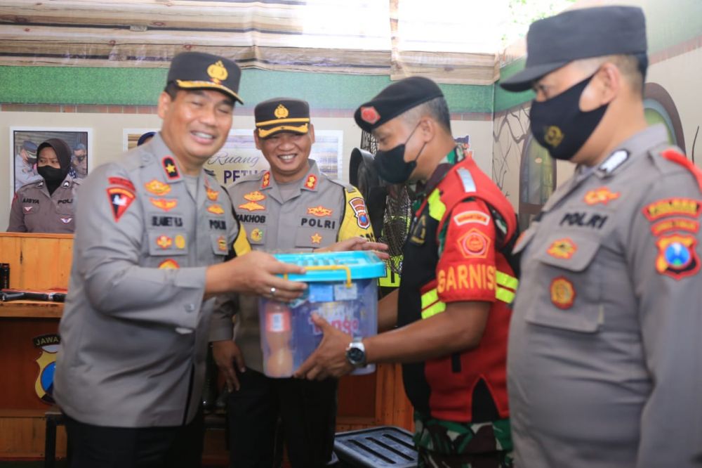 Wakapolda Jatim Brigjen Pol Slamet Hadi Supraptoyo saat tinjau Lamongan