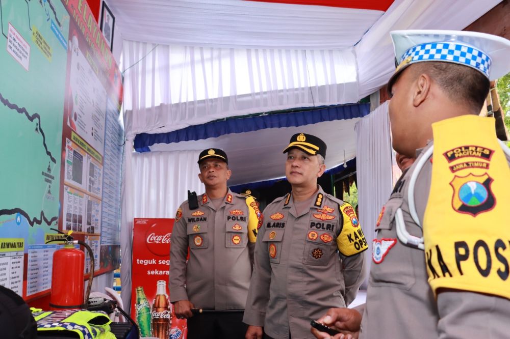 Irwasda Polda Jatim Kombespol Mohamad Aris didampingi Kapolres Pacitan AKBP Wildan Alberd saat tinjau Posyan