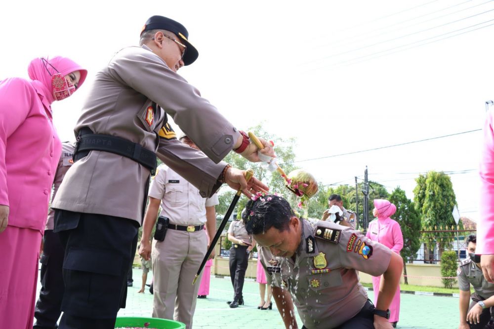 48 anggota Polresta Banyuwangi mendapat kenaikan pangkat jelang tahun baru 2023