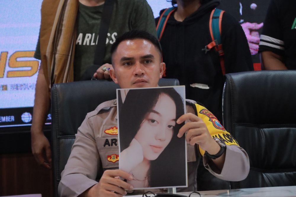 Tersangka diamankan Satreskrim Polres Jember beserta barang buktinya