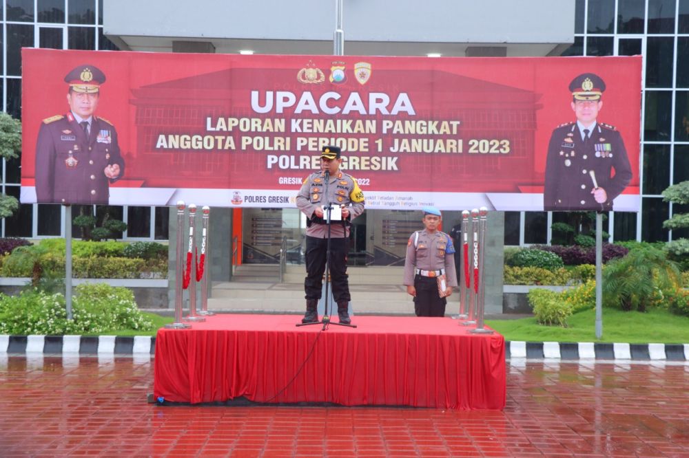 Kapolres Gresik AKBP Mochamad Nur Aziz pimpin upacara kenaikan pangkat personil Polres Gresik