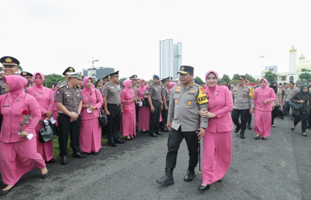 Kapolda Jatim Irjen Pol Dr. Toni Harmanto usai pimpin upacara kenaikan pangkat
