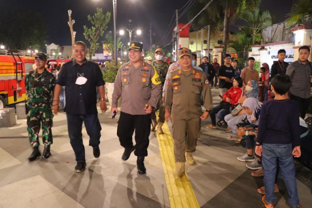 Kapolres Gresik AKBP Mochamad Nur Aziz saat terjun ke lapangan tinjau pengamanan malam tahun baru