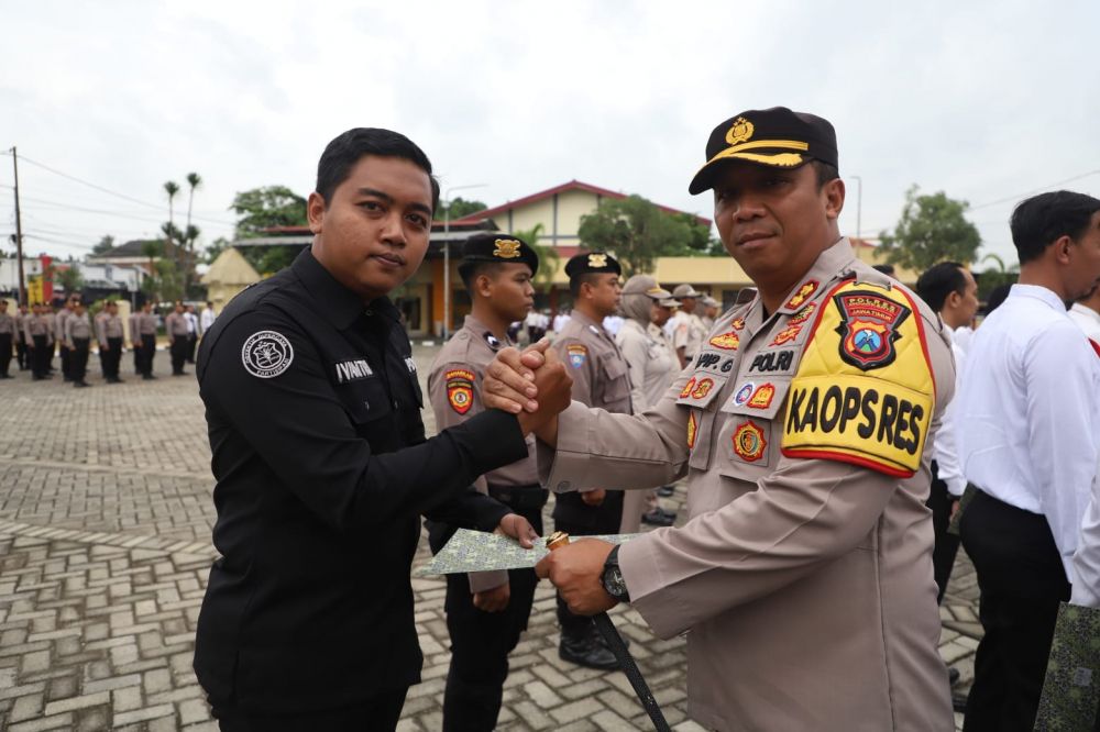 Si-humas mendapat penghargaan dari Kapolres Mojokerto AKBP Apip Ginanjar
