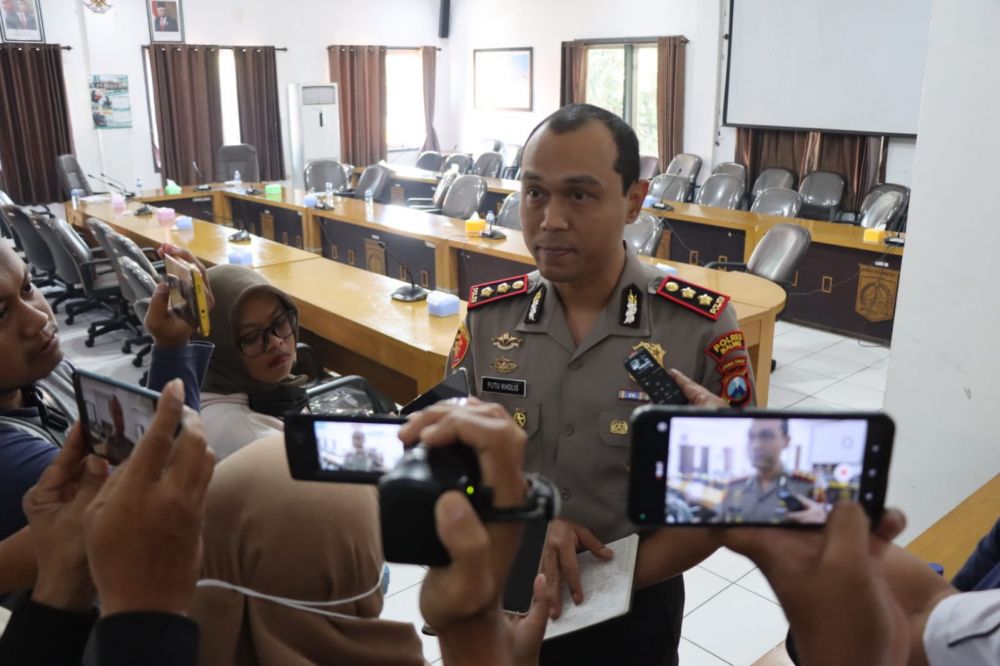 Kapolres Malang AKBP Putu Kholis Aryana saat memberikan keterangan