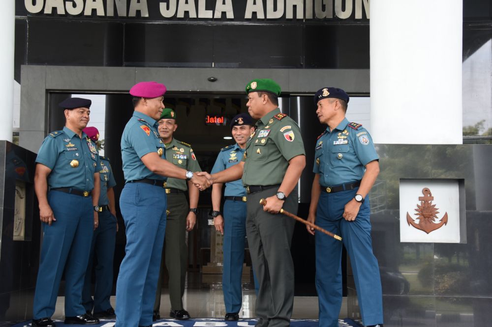 Dankodiklatal Letjen TNI Marinir Suhartono saat terima kunjungan Pangdam V Brawijaya Mayjen TNI Farid Makruf