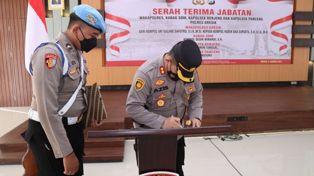 Kapolres Gresik AKBP Mochamad Nur Aziz saat upacara Sertijab 