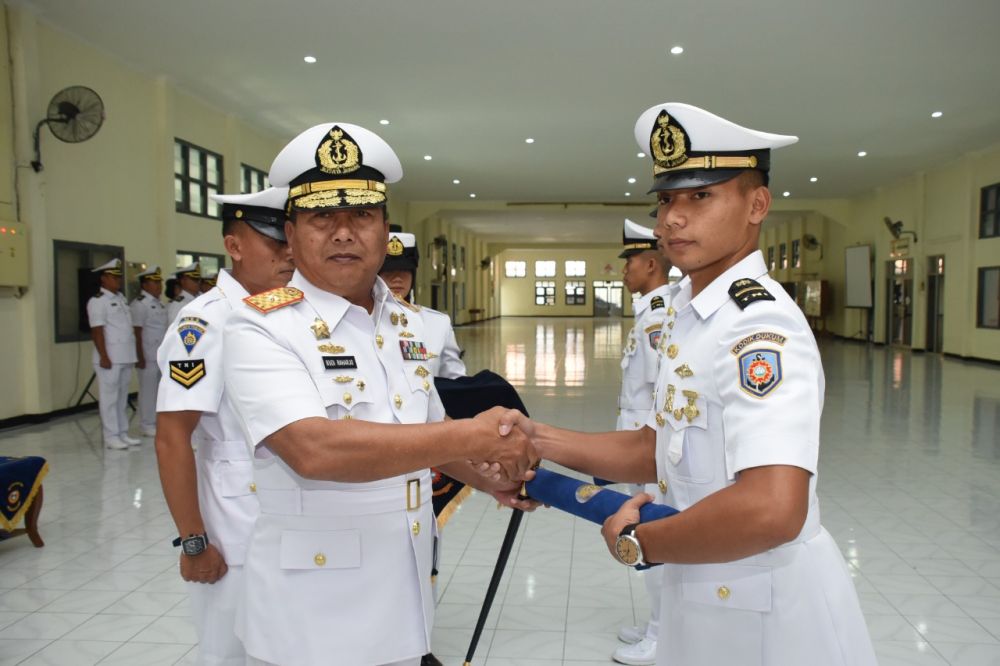 Dankodikdukum Laksma TNI Budi Raharjo saat berikan selamat