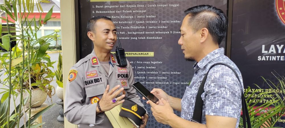 Kapolsek Tempurejo Iptu Dian Eko T saat memberikan keterangan