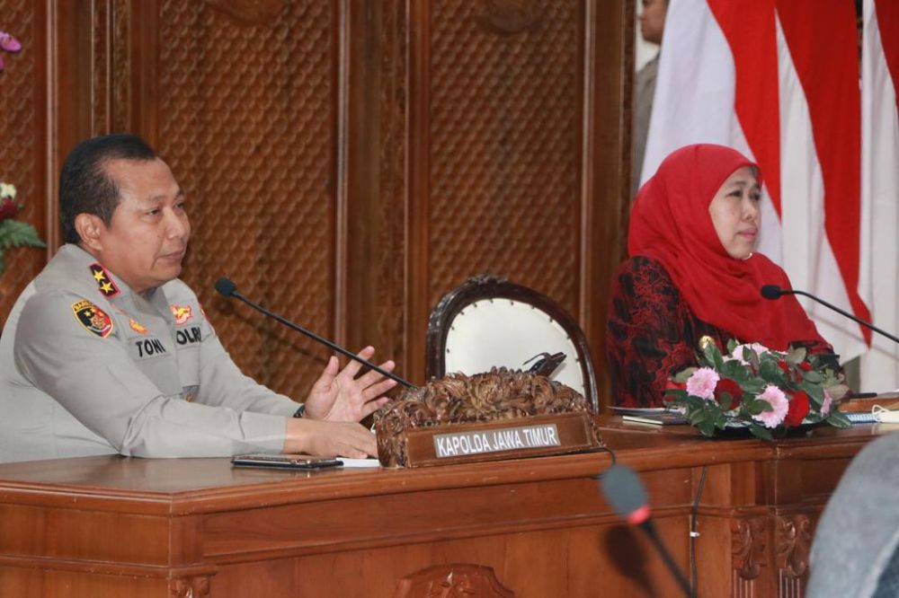 Kapolda Jatim Irjen Pol Dr. Toni Harmanto bersama Gubernur Jatim Khofifah Indar parawansa