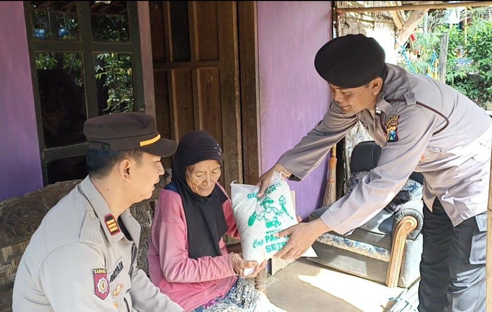 Polri peduli sesama dengan memberikan bantuan sembako ke warga kurang mampu