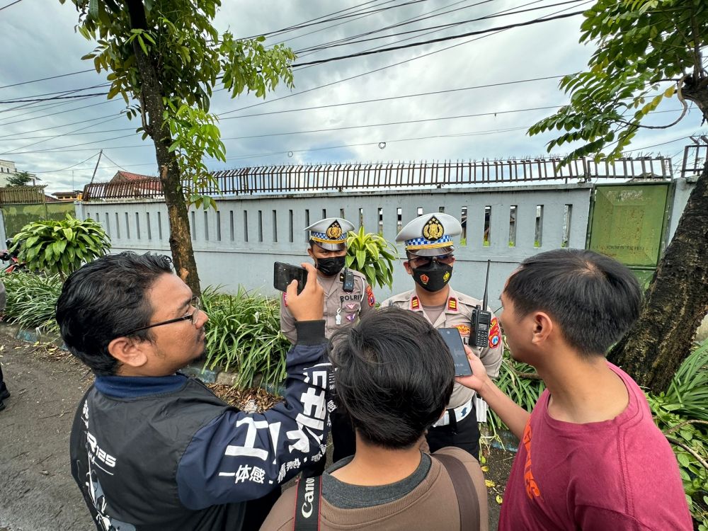 Polres Tulungagung lakukan evakuasi pohon tumbang bersama dinas terkait