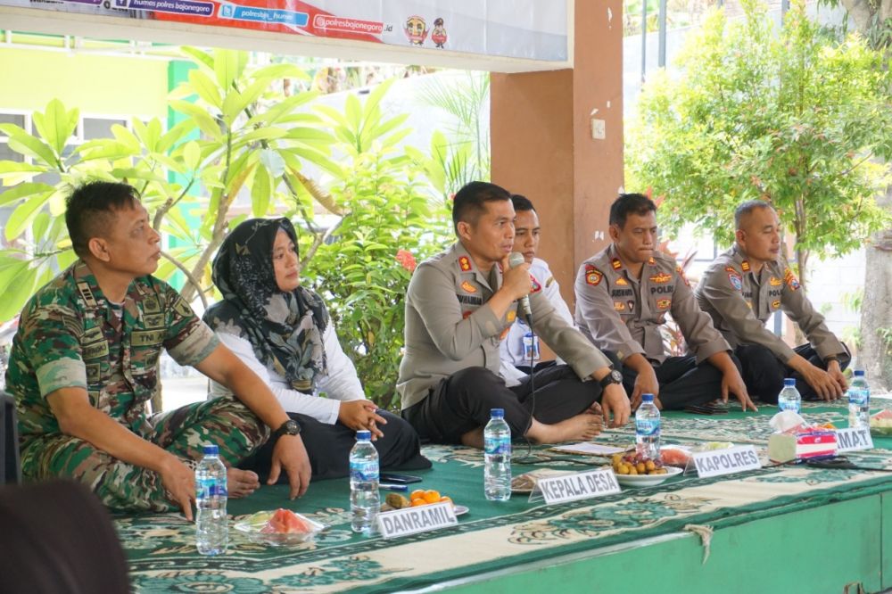 Kapolres Bojonegoro AKBP Muhammad di acara Jum'at Curhat 