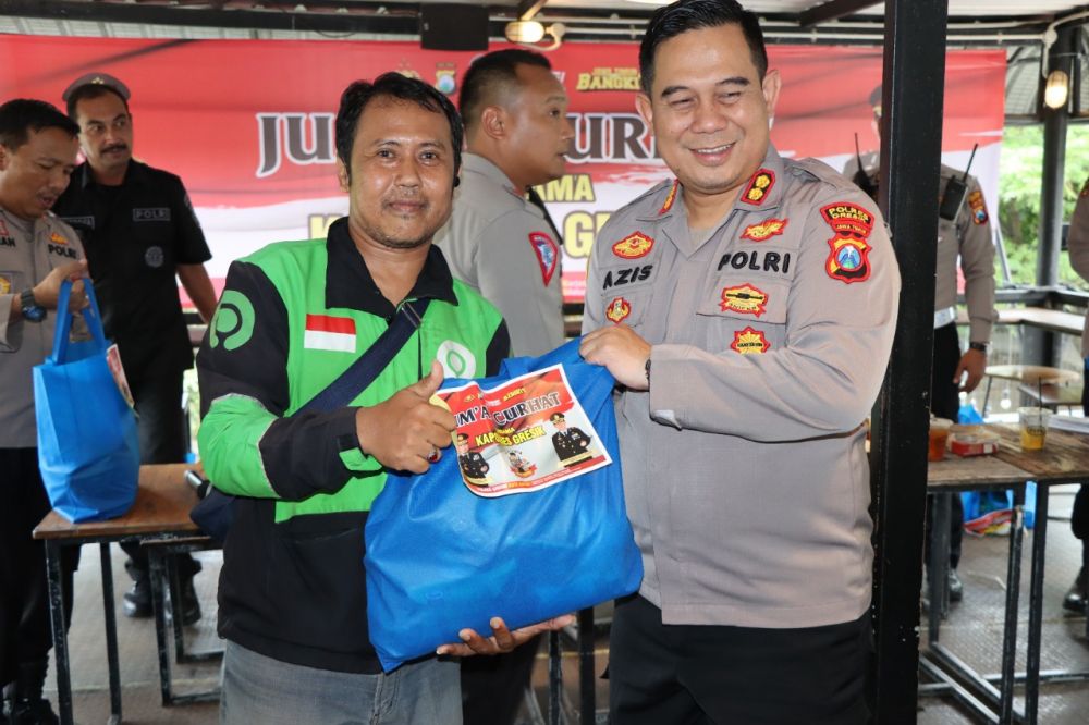 Kapolres Gresik AKBP Mochamad Nur Aziz bersama Ojol
