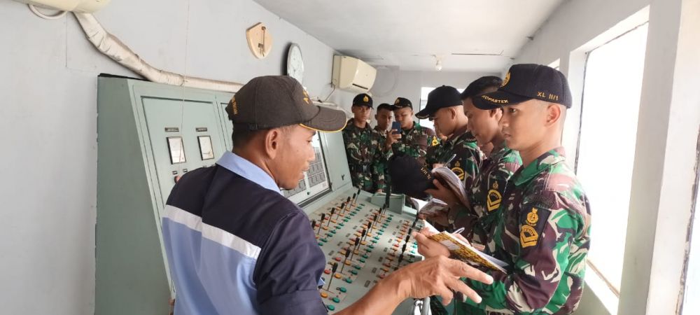 Siswa Dikmaba TNI AL Lattek Docking di Galangan Kapal Fasharkan