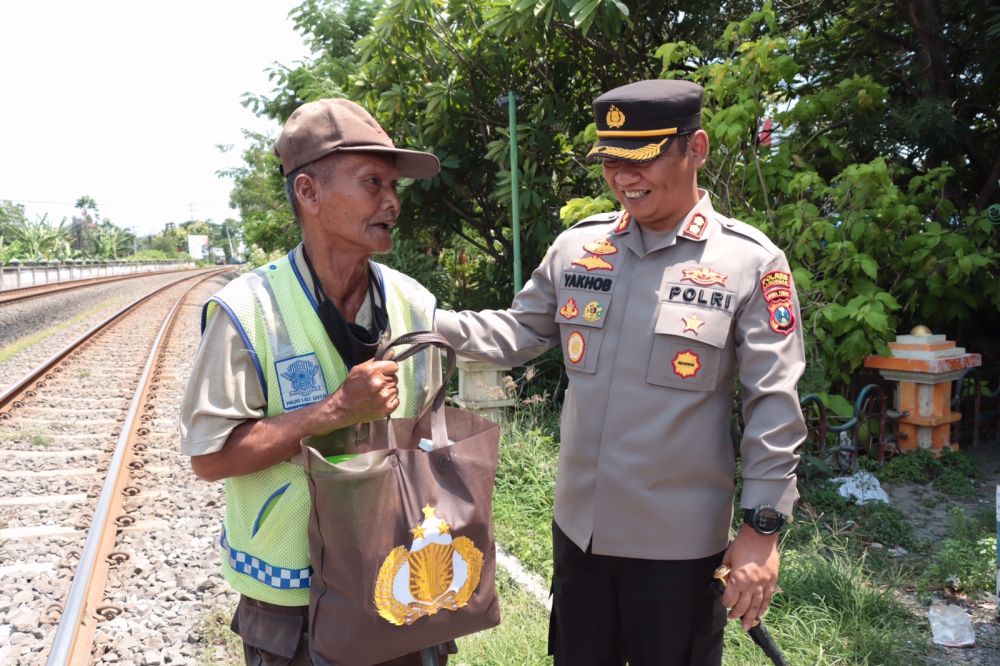 Polres Lamongan Peduli Sesama, Berikan Bansos ke Relawan Penjaga Perlintasan KA