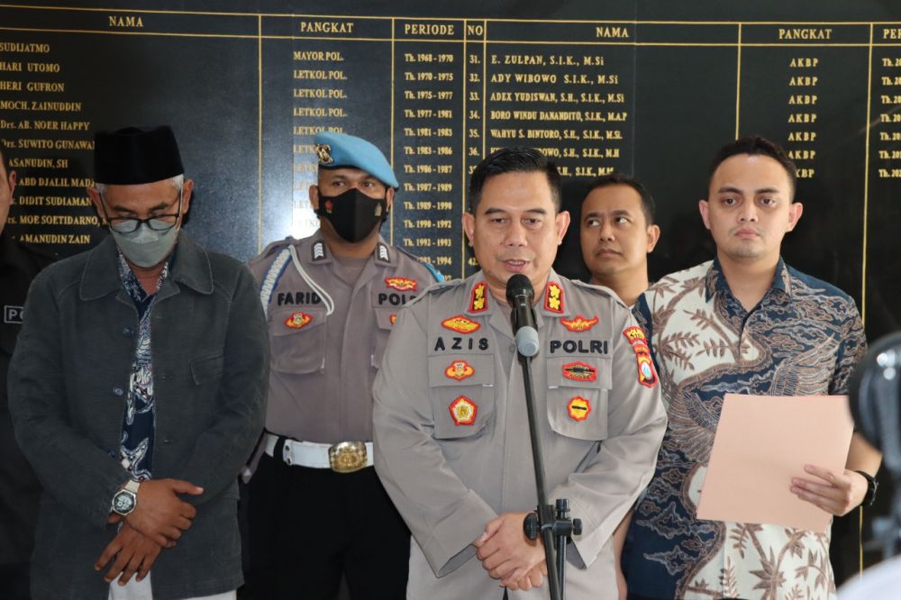 Kapolres Gresik AKBP Mochamad Nur Aziz saat memberikan keterangan