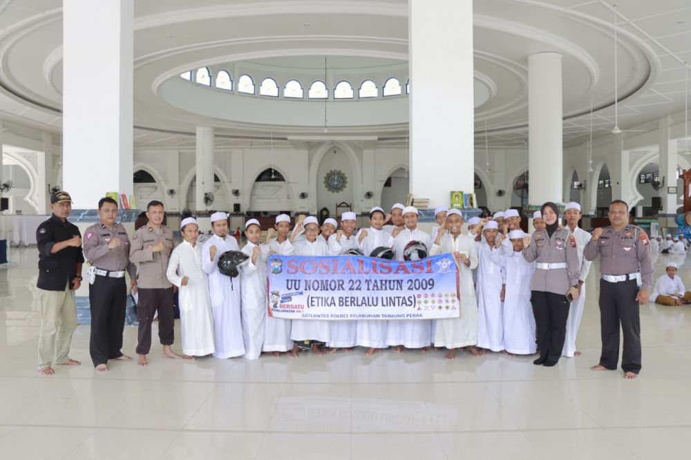 Satlantas Polres Pelabuhan Tanjung Perak Surabaya sosialisasi terkait tata krama berlalu lintas