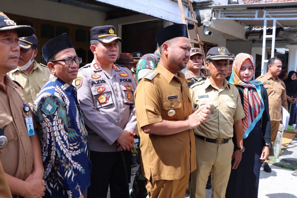Bupati Didampingi Kapolres Gresik Cek Korban Bencana Puting Beliung