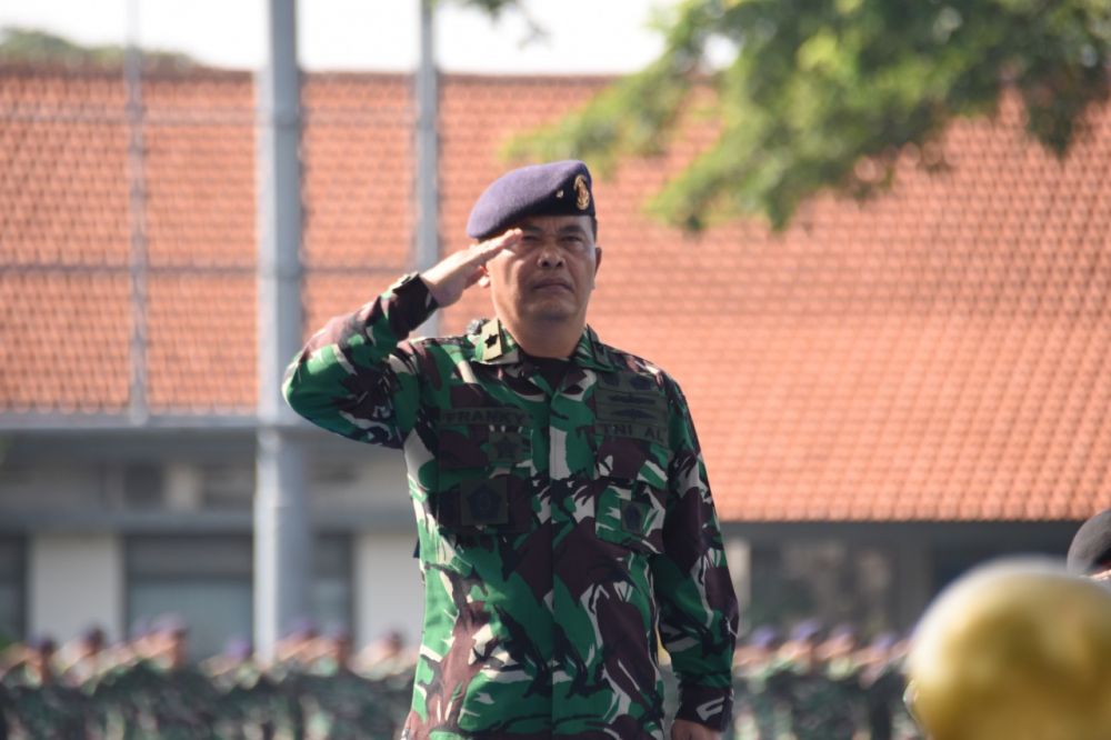 Laksma TNI May Frangky Pasuna Sihombing saat pimpin upacara bendera
