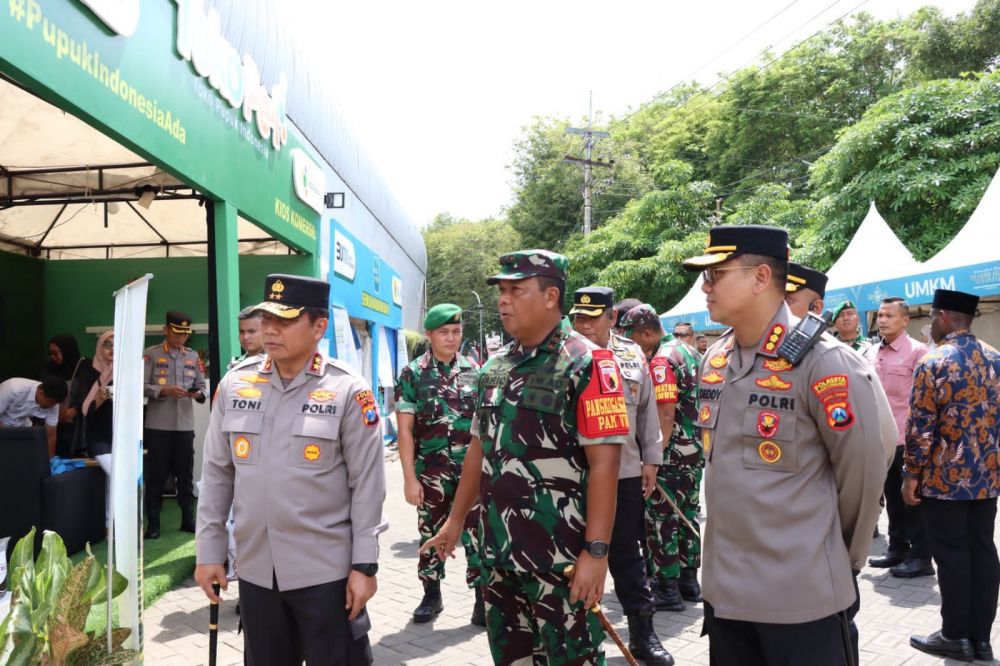 Kapolda Jatim Irjen Pol Dr. Toni Harmanto bersama Pangdam V Brawijaya didampingi Kapolresta Banyuwangi Kombespol Deddy Foury Millewa