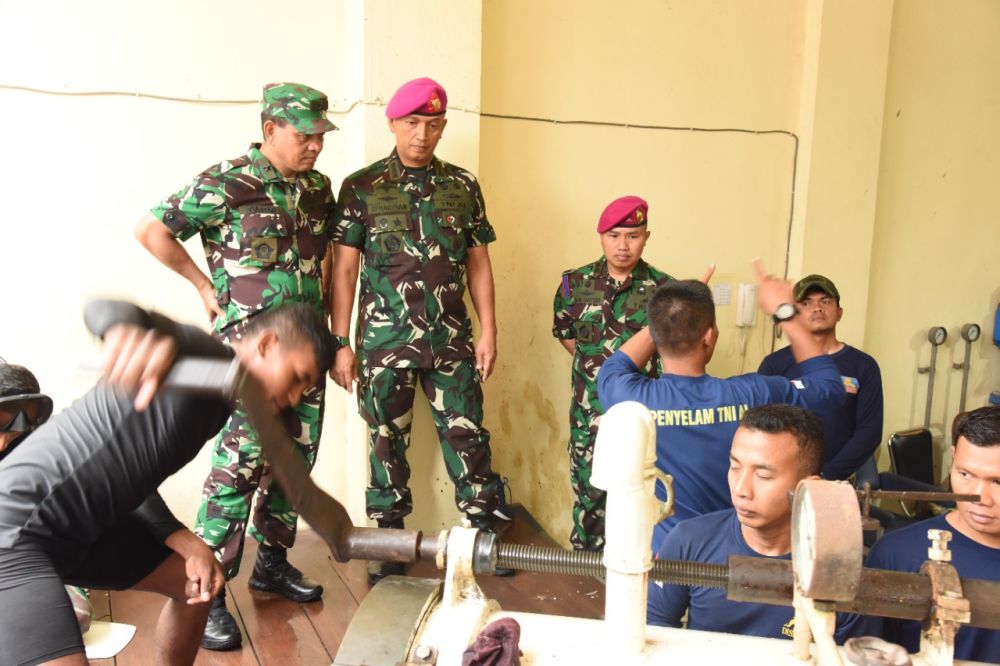 Dirdik Kodiklatal Laksma TNI Dato' Rusman saat tinjau lattek penyelaman siswa Diktaifib