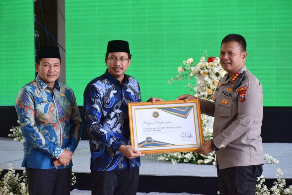Kapolresta Sidoarjo Kombespol Kusumo Wahyu Bintoro saat terima penghargaan