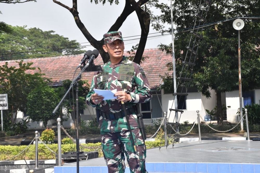 Danpuslatdiksarmil Kolonel Laut (P) Irwan S.P. Siagian saat pimpin upacara