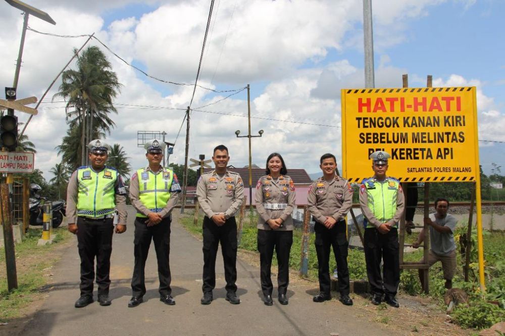 Satlantas Polres Malang pasang papan himbauan tanpa palang pintu KA