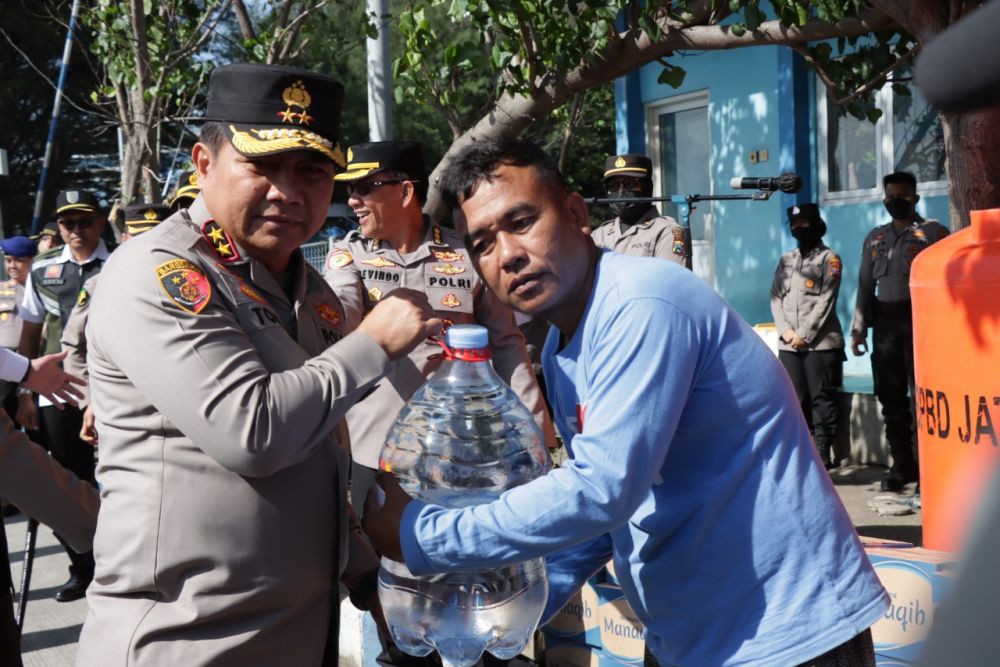 Kapolda Jatim Irjen Pol Dr. Toni Harmanto saat salurkan bantuan air bersih