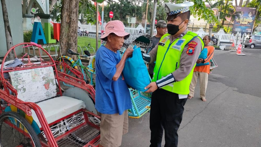 Satlantas Polres Gresik bagikan paket bantuan ke warga kurang mampu