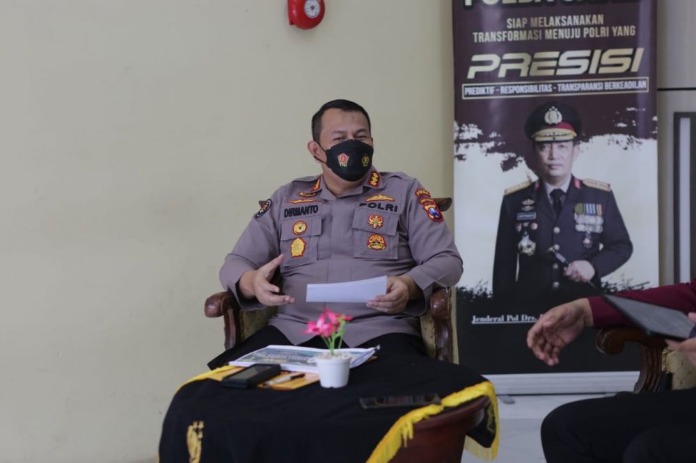 Kabid Humas Polda Jatim Kombespol Dirmanto saat memberikan keterangan