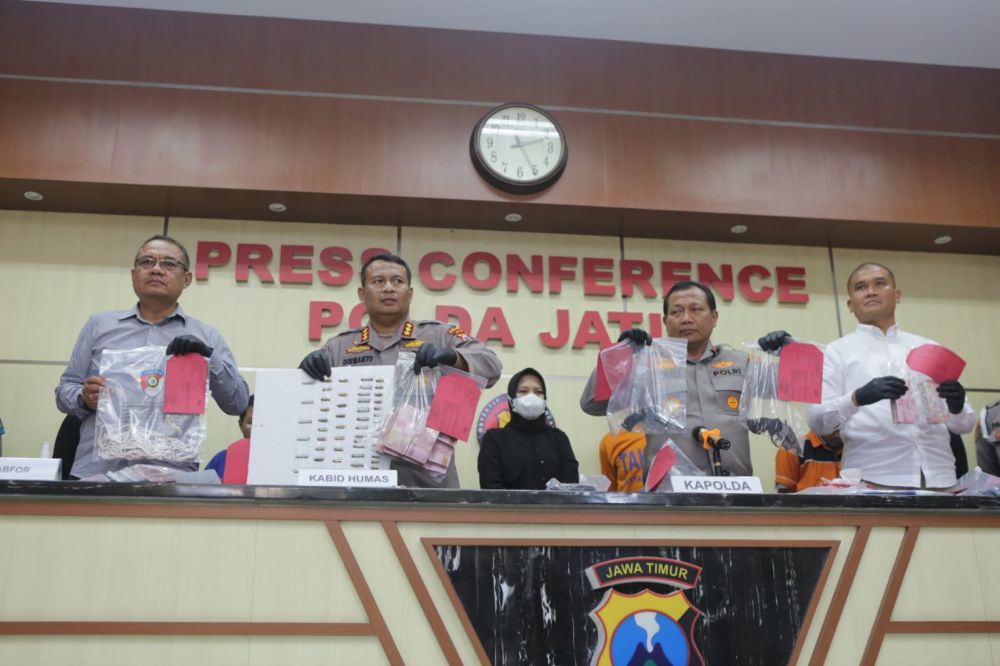 Ditreskrimum Polda Jatim amankan tersangka beserta barang buktinya 