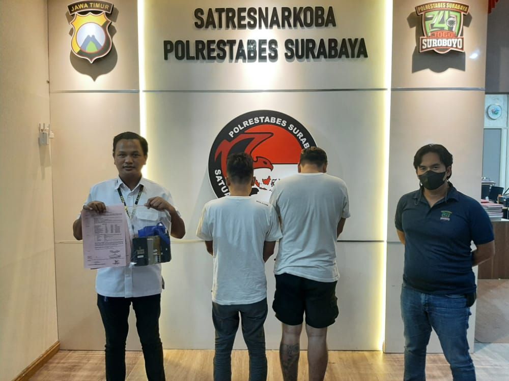 Tersangka diamankan Satresnarkoba Polrestabes Surabaya beserta barang buktinya