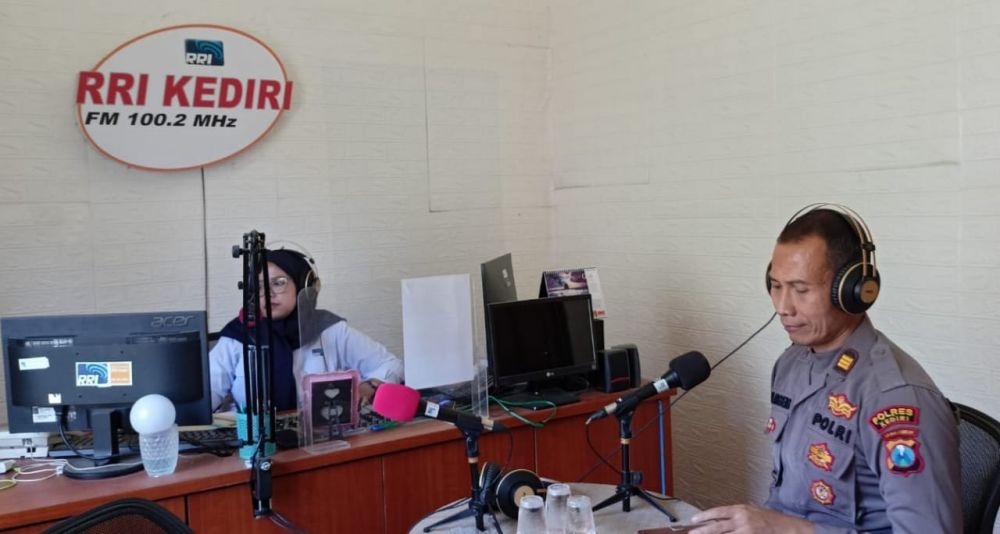Kasi Humas Polres Kediri AKP Uji Langgeng saat sosialisasi Harkamti mas melalui radio