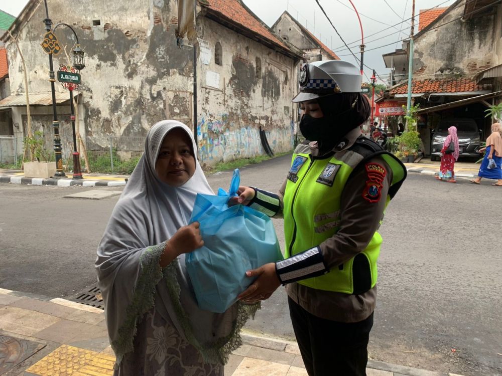Satlantas Polres Gresik saat gelar Bansos