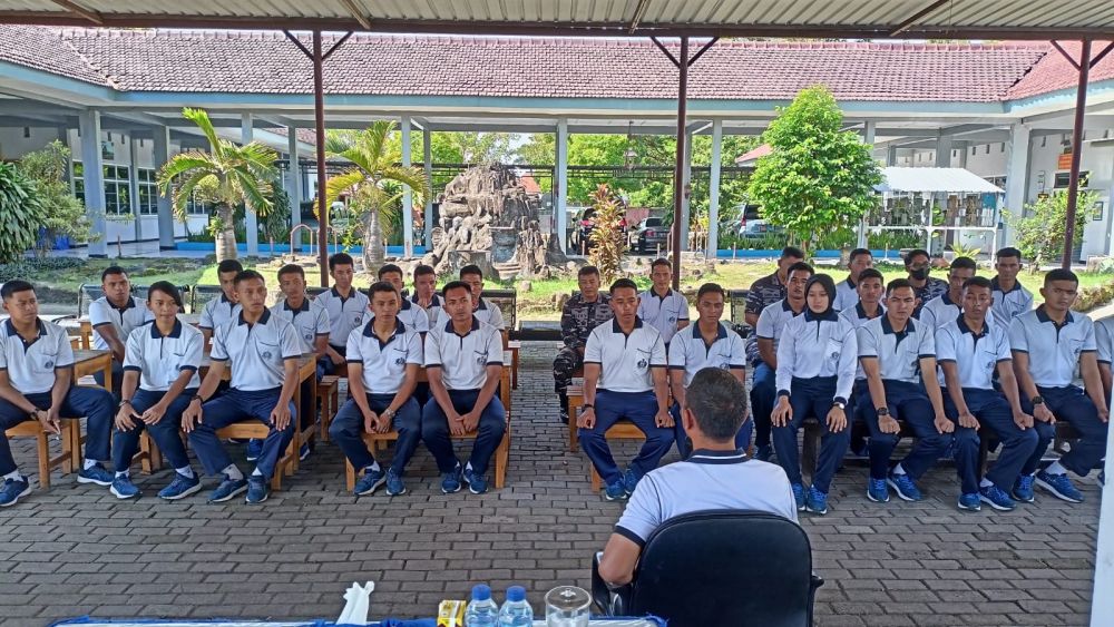 Wadan Kodiklatal Laksamana Muda TNI Rachmad Jayadi saat memberikan motivasi kepada siswa penerbang