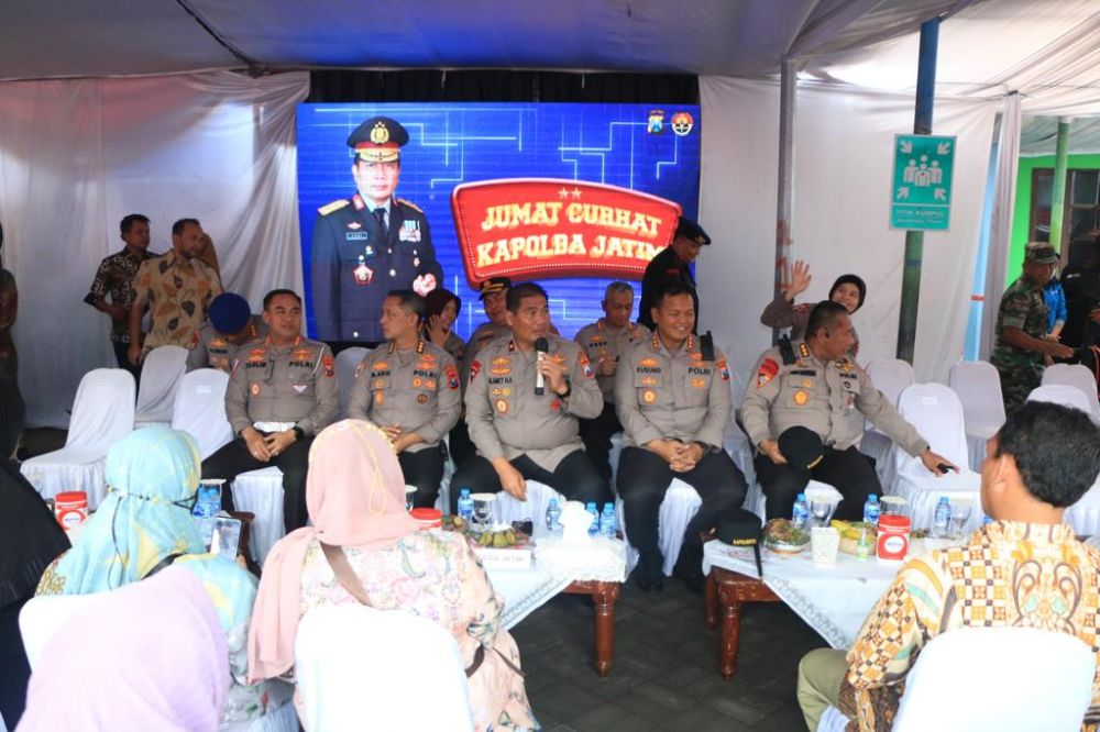 Wakapolda Jatim Brigjen Pol Slamet Hadi Supraptoyo saat terima curhatan masyarakat di program Jum'at Curhat