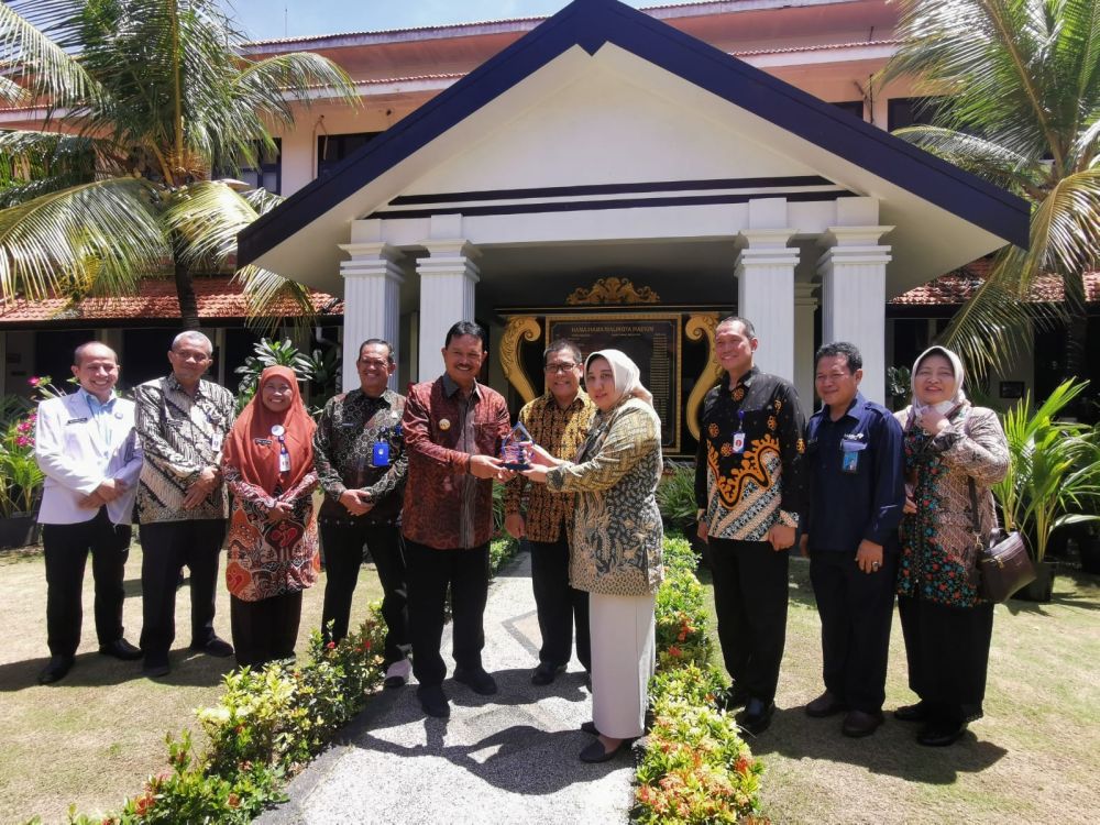 Deputi bidang Lalitbang BKKBN M. Rizal M. Damanik ditemani Kaper BKKBN Jatim Maria Ernawati