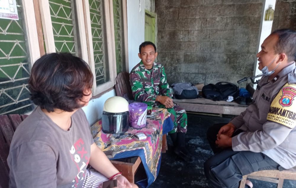 Babinsa dan Bhabinkamtibmas Ngunut Tulungagung lakukan konfirmasi ke korban pencurian terkait berita hoax