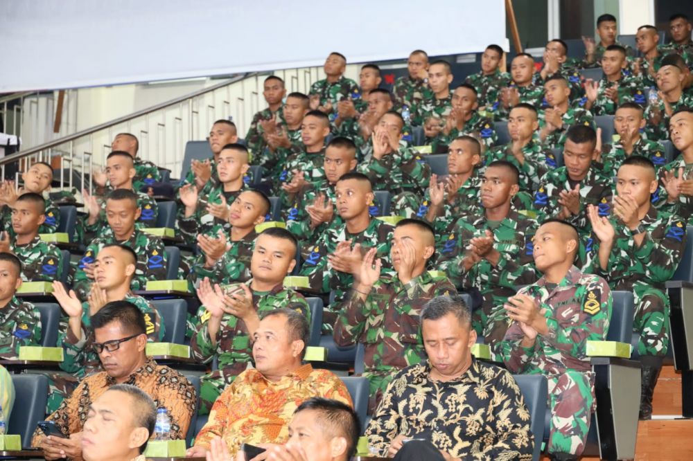 Siswa Kodiklatal saat nobar wayang orang Senin Budaya Pandawa Boyong