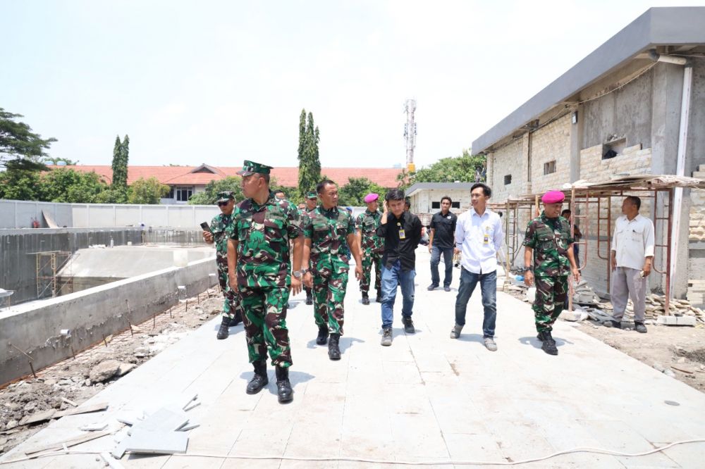 Dankodiklatal Letjen TNI Marinir Suhartono dampingi Irjenal Laksda TNI Sunaryo tinjau lokasi