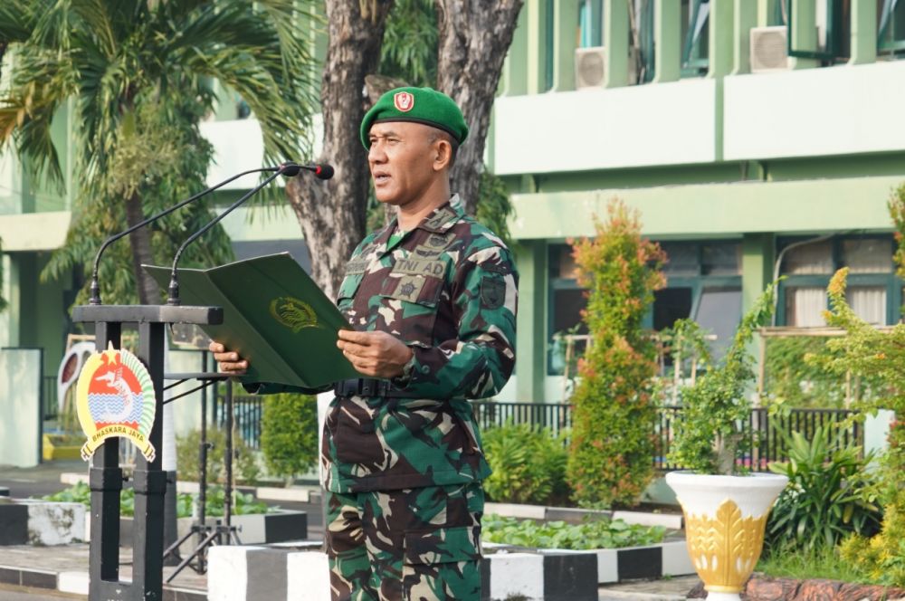 Kasrem 084/BJ Kolonel Inf H. Sugiyono saat pimpin upacara