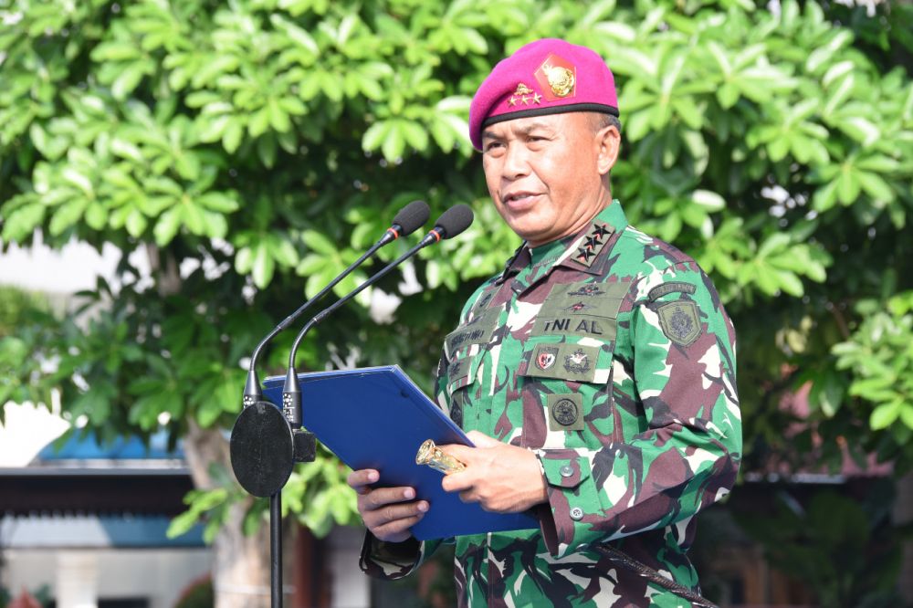 Dankodiklatal Letjen TNI Marinir Suhartono saat pimpin upacara