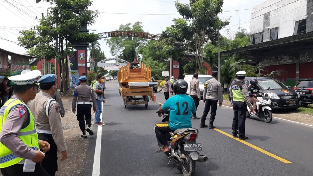 Polres Kediri lakukan penyekatan terhadap simpatisan PN menuju Nganjuk