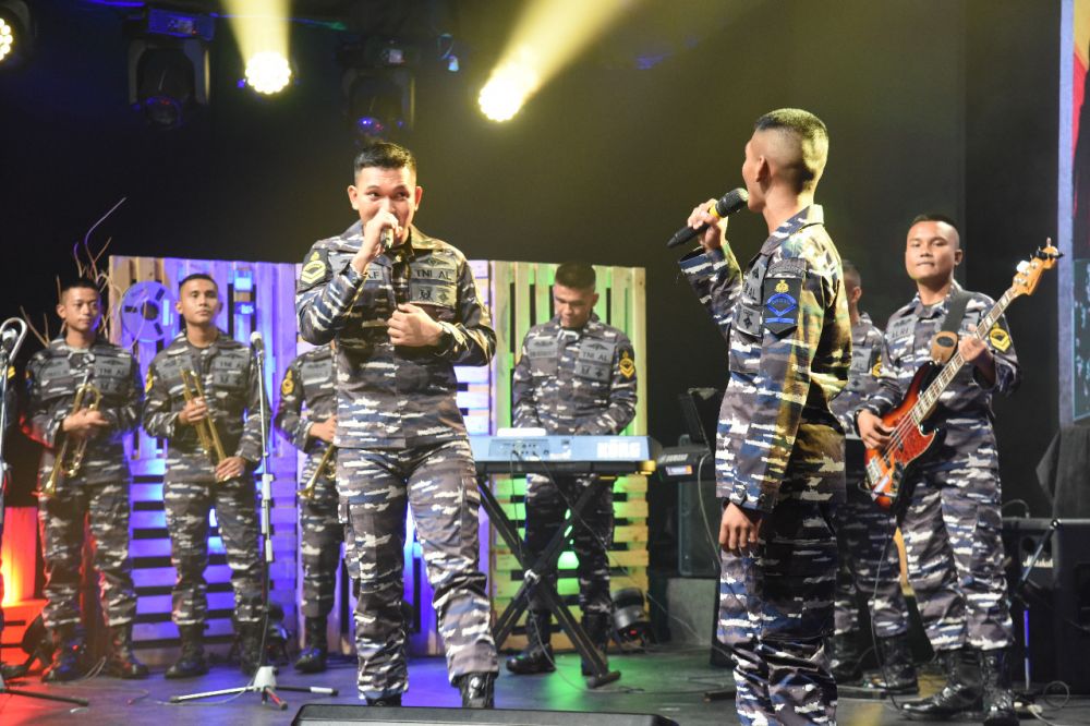Siswa Dikmaba TNI AL lattek musik di studio TVRI Surabaya