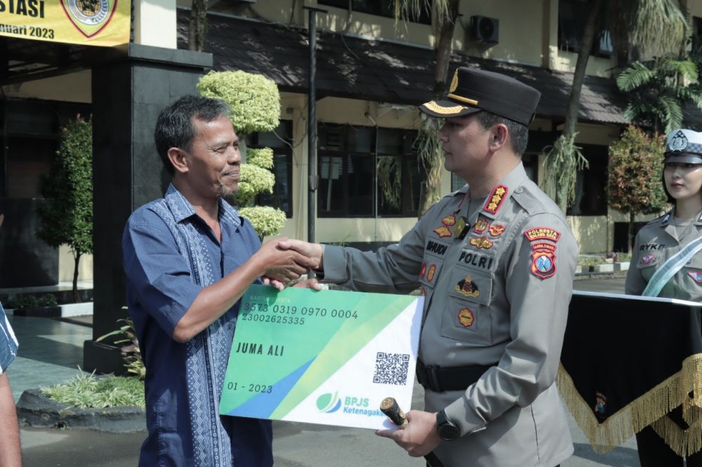Kapolresta Malang Kota Kombespol BuHer berikan BPJS Ketenagakerjaan ke sopir angkot
