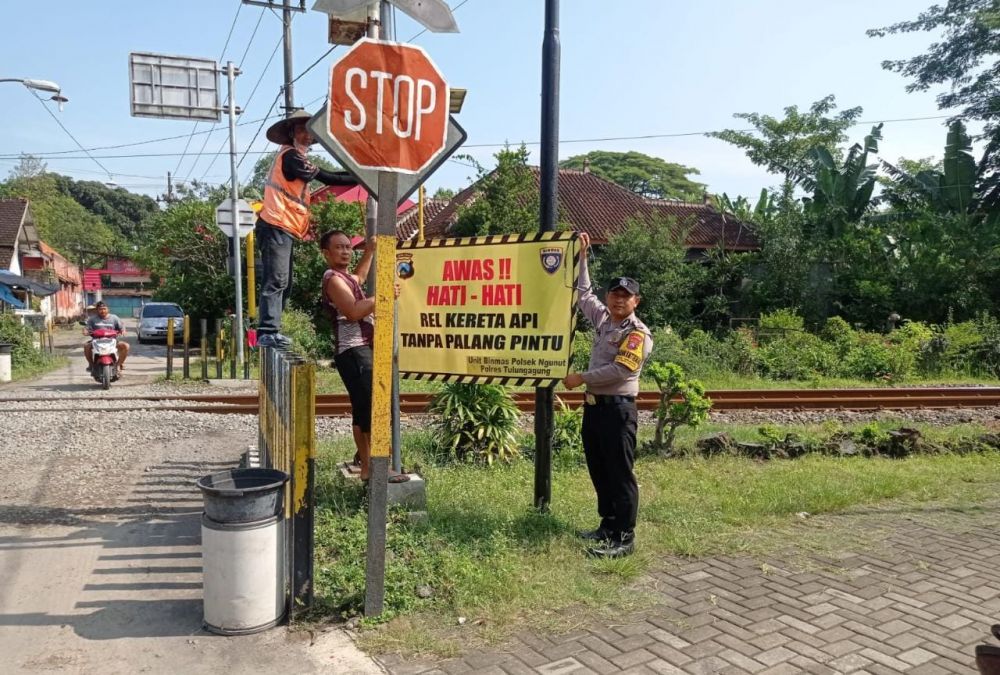 Perlintasan KA Tanpa Palang Pintu Utara Balai Desa Gilang